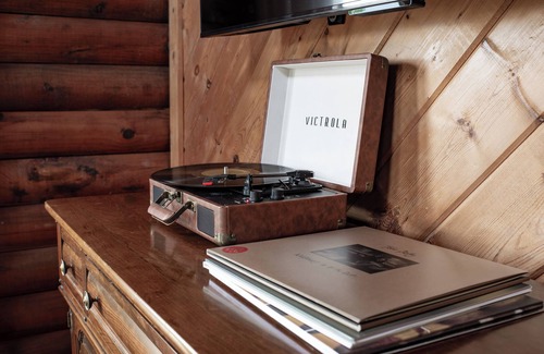 Black Mountain Cabin | Hot tub Sauna Fire pit Pool Table Arcade Games Relax in Black Mtn/Asheville