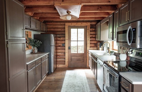 Black Mountain Cabin | Hot tub Sauna Fire pit Pool Table Arcade Games Relax in Black Mtn/Asheville