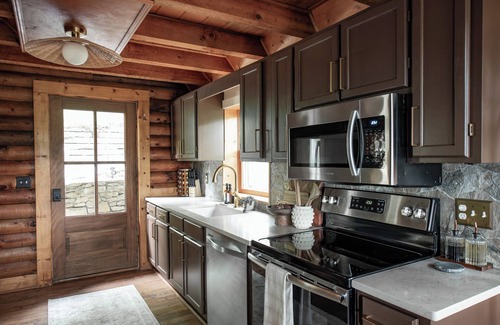 Black Mountain Cabin | Hot tub Sauna Fire pit Pool Table Arcade Games Relax in Black Mtn/Asheville