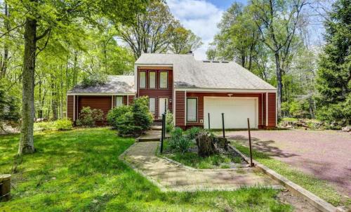 Pocono Summit Villa | Hot tub, Sauna, fire pit, games and nature in Lake Poconos