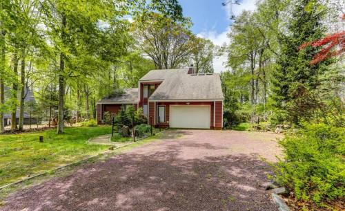 Pocono Summit Villa | Hot tub, Sauna, fire pit, games and nature in Lake Poconos