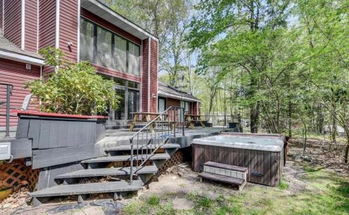 Pocono Summit Villa | Hot tub, Sauna, fire pit, games and nature in Lake Poconos