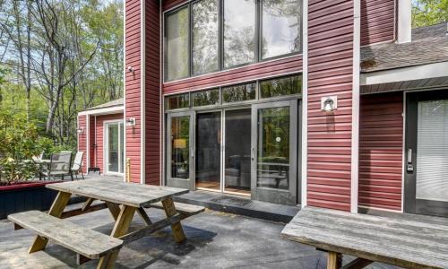Pocono Summit Villa | Hot tub, Sauna, fire pit, games and nature in Lake Poconos