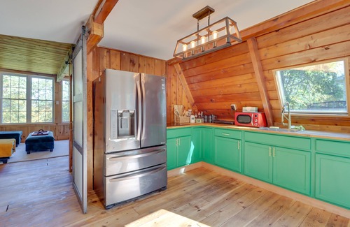 East Stroudsburg Cabin | Hot Tub & Sauna: Secluded Pocono Getaway!