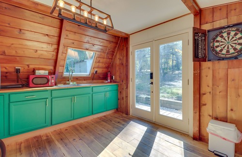 East Stroudsburg Cabin | Hot Tub & Sauna: Secluded Pocono Getaway!