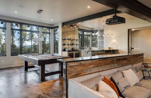 The Highlands House | Hot Tub + Ski Shuttle | Vickery's Vantage