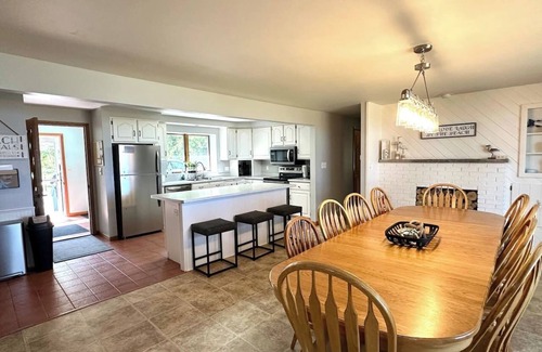 Two Rivers House | Hot Tub | Sleeps 20 | Private Beach | Game Room