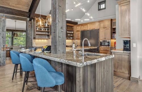 Breckenridge House | Hot Tub + Theatre Room - Summit at Shock Hill