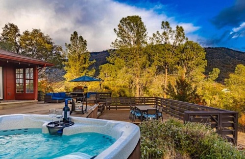 North Fork House | Hot tub under the stars! Mountain views/gameroom. Family-friendly Yosemite fun