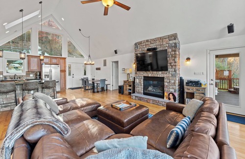 Front Royal House | Hot tub w/Sunset Views! Secluded mountain chalet