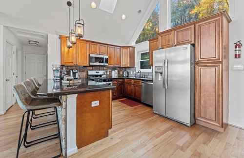 Front Royal House | Hot tub w/Sunset Views! Secluded mountain chalet