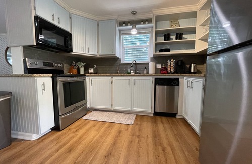 San Jacinto House | Hot Tub, Walk to Beach, Near Pier/DT/UTMB!