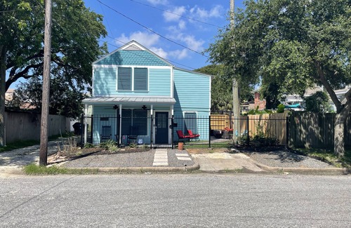 San Jacinto House | Hot Tub, Walk to Beach, Near Pier/DT/UTMB!