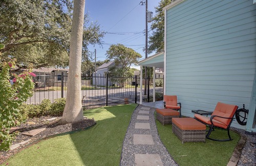 San Jacinto House | Hot Tub, Walk to Beach, Near Pier/DT/UTMB!
