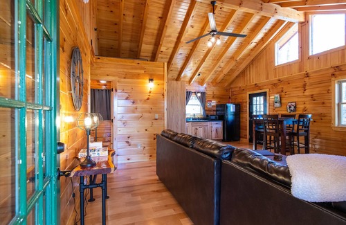 Slade Apartment | Hot Tub & WiFi - Cozy Canopy - Red River Gorge KY