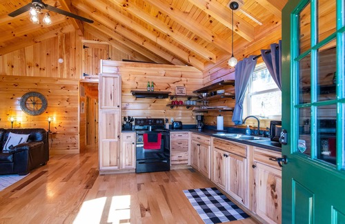 Slade Apartment | Hot Tub & WiFi - Cozy Canopy - Red River Gorge KY
