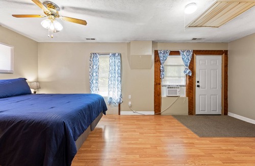 Stanton Cabin | Hot Tub & WiFi - Family Cottage - Lightning Bug - Getaway to Red River Gorge, Kentucky!
