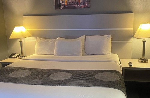 Pines Village Hotel | Hotel 10 Extended Stay