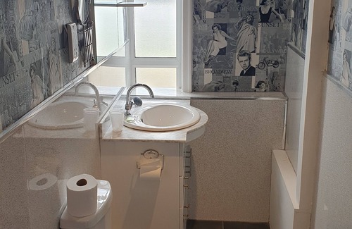 Bispham Bed & Breakfast | Hotel 242