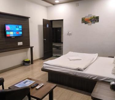 Abu Road Hotel | Hotel Candlewood Bar & Restro