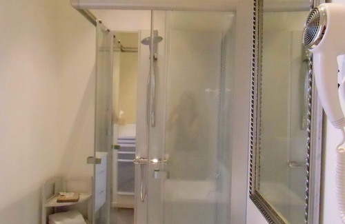 Egliseneuve-d'Entraigues Hotel | Hotel de la Providence