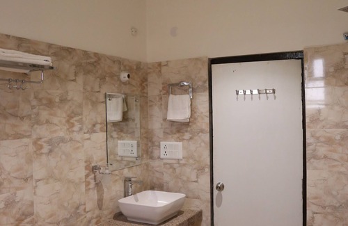 Bharatpur Hotel | Hotel Dhanraj Palace