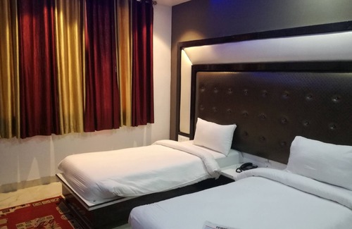 Bharatpur Hotel | Hotel Dhanraj Palace