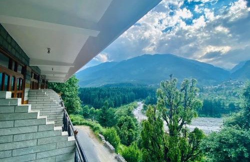 Manali Hotel | Hotel Hollywood Vibes #riverview #premium rooms #prime location #most awarded #parking #top rated #open terrace #lawn #best selling hotel in manali
