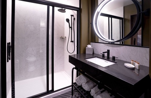 Columbus Hotel | Hotel Indigo Columbus at Riverfront Place by IHG