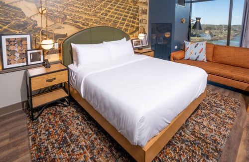 Columbus Hotel | Hotel Indigo Columbus at Riverfront Place by IHG