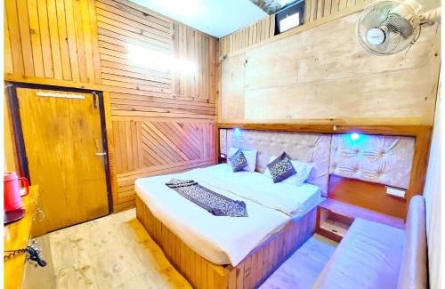 Mallital Hotel | Hotel Lake Naini View - Restaurant &Free Wifi Available - Luxury Collection of Hotels with Spacious Room - Best Lake View Hotel In Nainital