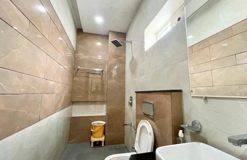 Haridwar Hotel | HOTEL LE GRACE ! HARIDWAR होटल ले ग्रेस, ஹோட்டல் லீ கிரேஸ் fully-Air-Conditioned-hotel, lift-wifi-and-Parking-availability near Ganga Ghaat and Mansa Devi Temple