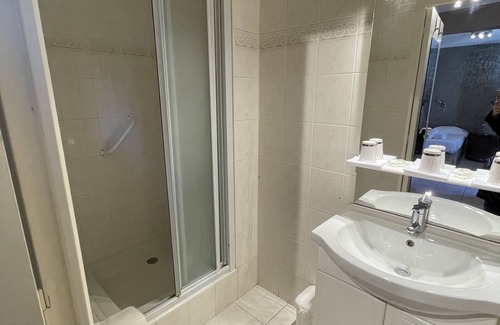 10th Arrondissement Hotel | Hotel Les Cigalons