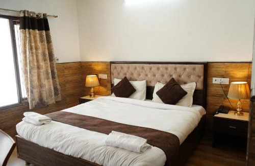 Pashim Vihar Hotel | Hotel Mannat Bhera Enclave