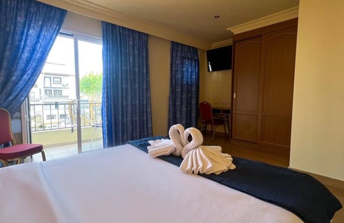 Empuriabrava Hotel | Hotel Portofino by InsideHome