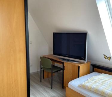 Schaprode Hotel | Hotel Rügenschmiede vis a vis Hiddensee