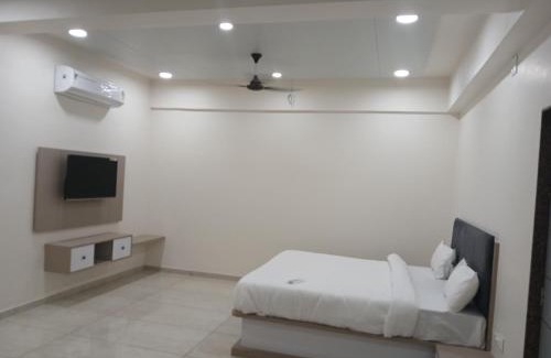 Palsana Hotel | Hotel Radhe Palace