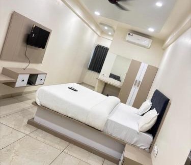 Palsana Hotel | Hotel Radhe Palace