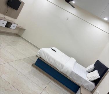 Palsana Hotel | Hotel Radhe Palace