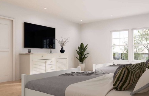Top of the Hill Apartment | Hotel Room - 2 Queens