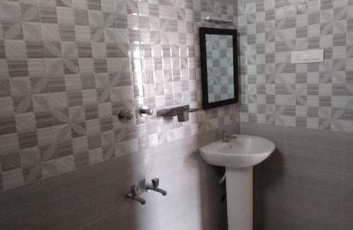 Mahabalipuram Beach Hotel | Hotel Sri Murugan Guest House