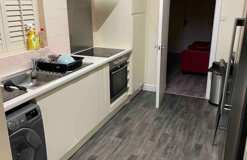 Crewe House | Hotel Standard En-Suite. Close to train station.