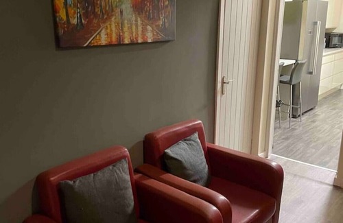 Crewe House | Hotel Standard En-Suite. Close to train station.