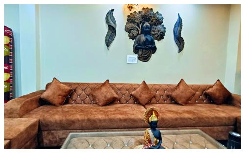 Kharsia House | Hotel Vrindavan NP - nearby Prem Mandir & ISCKON Temple! Fully Air-Conditioned Premium Family Rooms with All the facilities