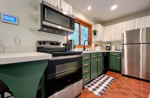 Wilmington Ski Chalet | HotTub&GameRm&Traeger Smoker-Across from Golf, 5 min to Lake, 15 min 2 Mt Snow