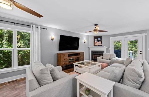 Ogden House | HotTub Time Machine- 4 Bdrm w/ hot tub near Mayfair shopping&Wrightsville Beach