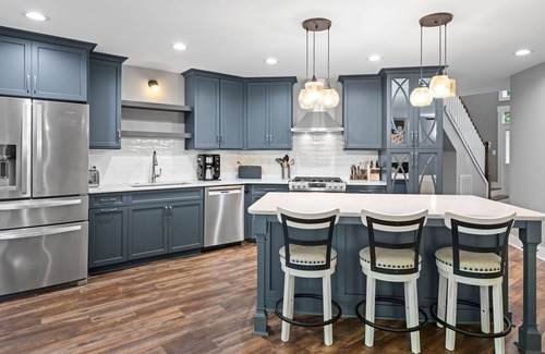 Ogden House | HotTub Time Machine- 4 Bdrm w/ hot tub near Mayfair shopping&Wrightsville Beach
