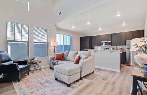 Nampa House | | Hounslow way | Trendy 3 bedroom townhome | Nampa