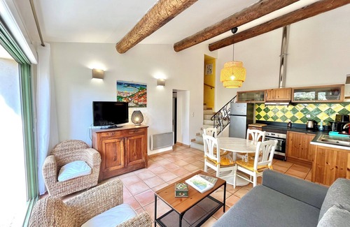 Serignan House | House 5 people in property, swimming pool, parking, sea 3 km