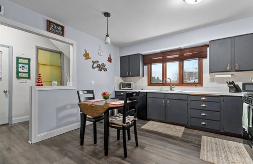 Oshkosh House | House blocks from the Fox River with access to Lake Winnebago. Easy I41 access.